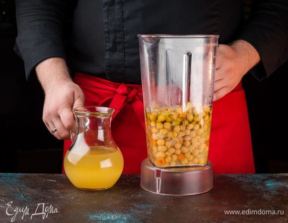 Переложите бобы и овощи в чашу блендера, добавьте лимонный сок, немного бульона, оливковое и кунжутное масло. Специи.