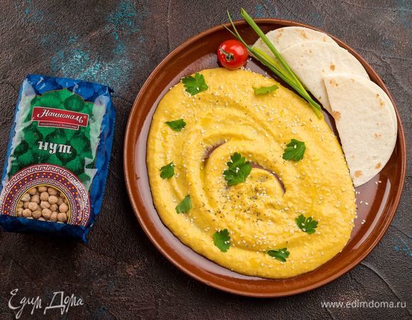 Взбейте все ингредиенты в пышную массу. По желанию можно добавить в хумус пряные специи: молотую зиру, кориандр и свежий чеснок.
