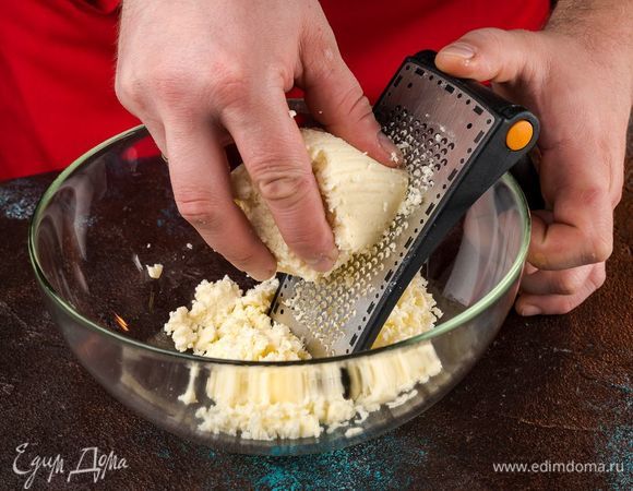 Адыгейский сыр натрите на крупной терке. 