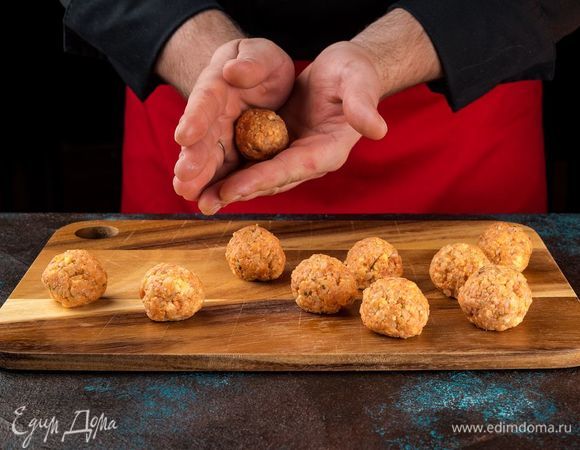 Из полученной массы сформируйте небольшие шарики. Готовьте на пару 20-30 минут.
