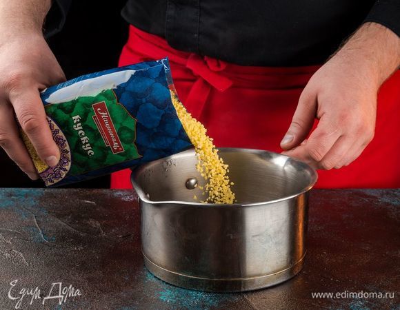 Отварите кускус ТМ «Националь» согласно инструкции на упаковке. Добавьте специи по вкусу.