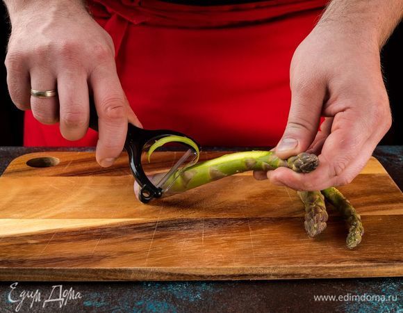 Очистите и бланшируйте спаржу.