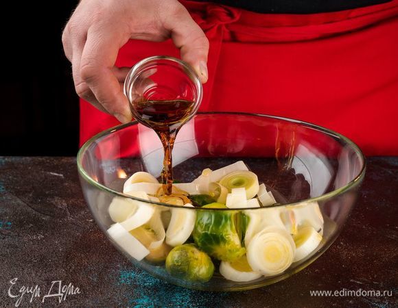 Смешайте капусту, лук, чеснок, оливковое масло, уксус. Посолите по вкусу. Выложите в форму для запекания. Запекайте в духовке 25 минут при 180°С.