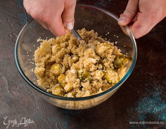 Смешайте киноа с овощами. 