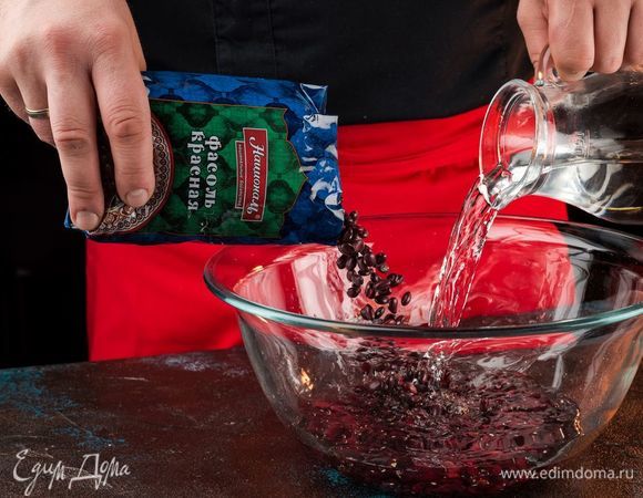 Фасоль ТМ «Националь» замочите в большом количестве воды на ночь. На следующий день отварите на медленном огне. Фасоль не должна развариться.