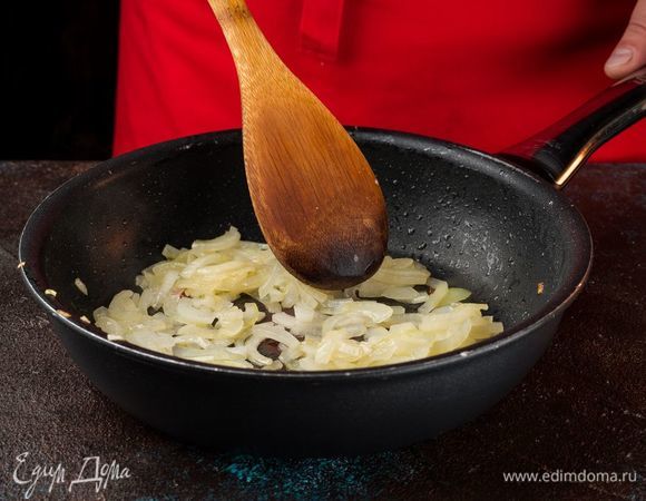 Нарежьте лук полукольцами и обжарьте в масле, которое осталось после грибов.