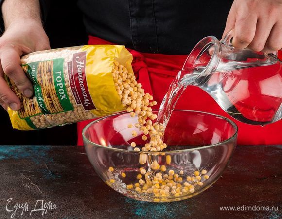 Горох ТМ «Националь» предварительно замочите в воде. Далее отварите до мягкости с нарезанной морковью и луковицей.