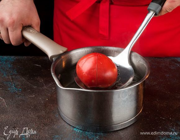 Помидор обдать кипятком и снять кожицу.