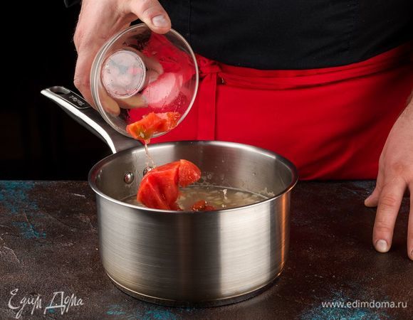 Когда горох будет почти готов, добавьте измельченный помидор.