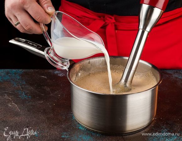 Готовый суп остудить, измельчить блендером. Чтобы консистенция была более жидкой, добавьте немного молока. Добавьте соль по вкусу и прогрейте на плите 5 минут.