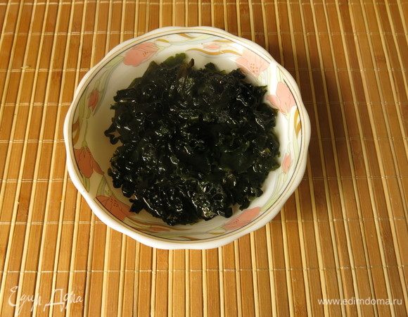 Водоросли заливаем водой.