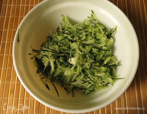 Огурцы нарезаем тонко. Встречала нарезку кружочками и полосками, главное — очень тонко.