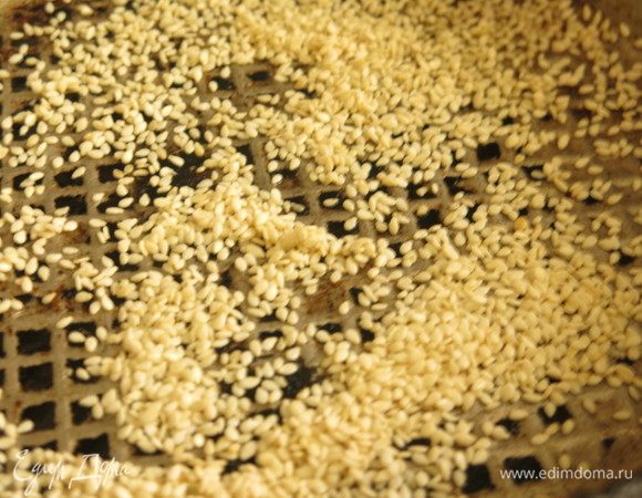 Поджариваем кунжут на сухой сковороде.