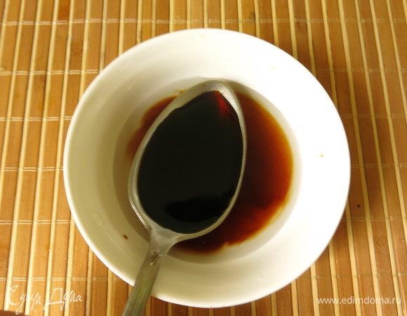 Добавляем ложку соевого соуса.