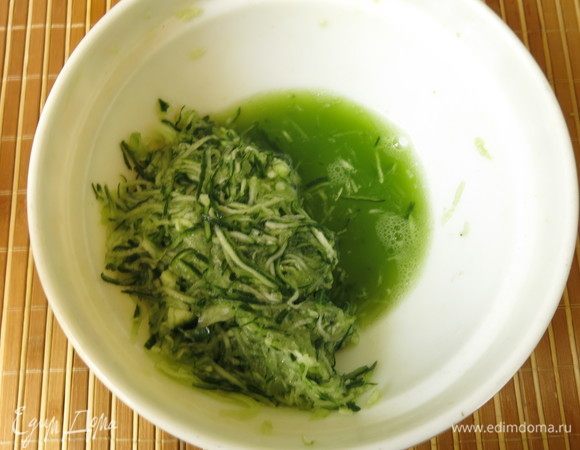 Выливаем выделившийся сок с огурцов, промываем их и отжимаем аккуратно.