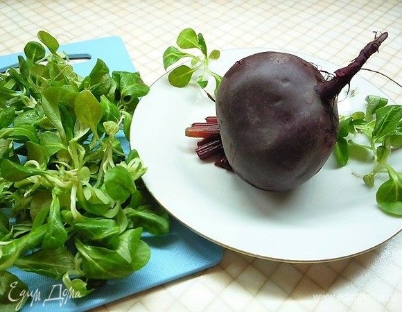 Салат корн слегка промываем холодной водой и просушиваем на кухонном полотенце. Свеклу очищаем и нарезаем тонкими ломтиками.