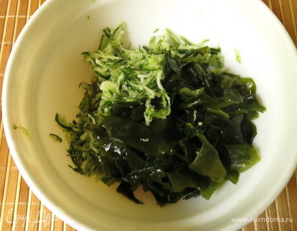 Добавляем водоросли к огурцам.