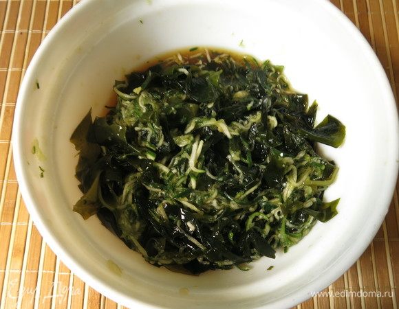 Перемешиваем и посыпаем кунжутом. Приятного!