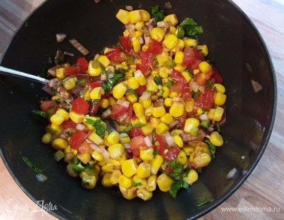 Тем временем приготовим соус: с кукурузы слить воду, смешать с меленько порезанным луком, помидоры (при желании у помидора можно удалить семена), смешать с остальными ингридиентами, посолить и поперчить по вкусу.  