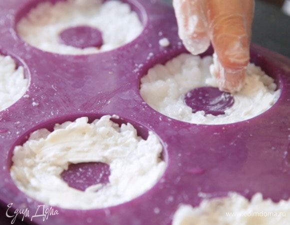 Затем смазать рис сливочном сыром. На этом этапе можно экспериментировать и смазать, например, васаби, или добавить немного икры тобико.