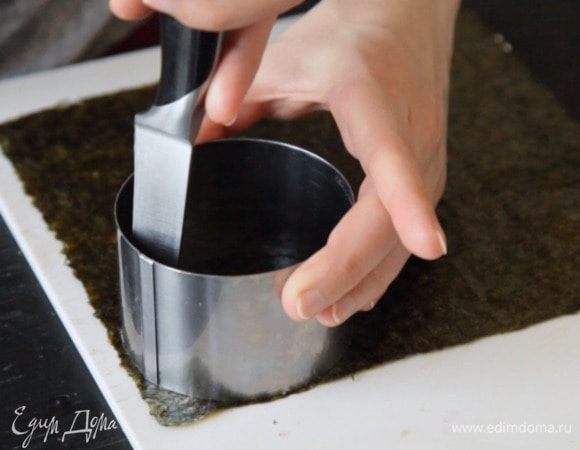 Из листа нори вырезать круг чуть больший диаметра «пончика», т.к. после намокания лист немного ужмется.