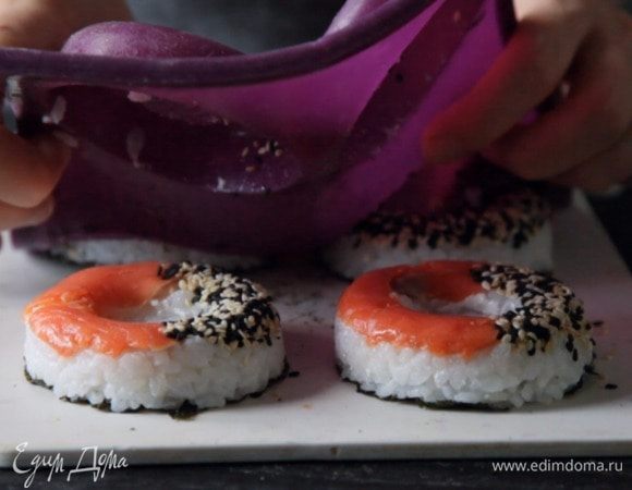 Далее можно убрать форму ненадолго в холодильник, чтобы «пончики» схватились. А можно и сразу вынимать из с формы.