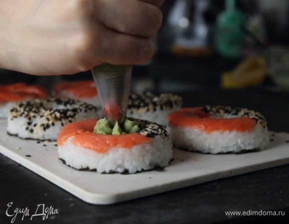 В центр «пончика» отсадить или сливочный сыр, или васаби. Можно также украсить икрой, зеленью, имбирем и т.п.