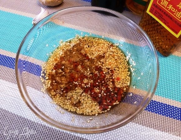 Приготовим соус из указанных ингредиентов. Размешаем, чтобы сахар растворился полностью. Если есть, то добавить специальную смесь приправ для «Хияши чука».