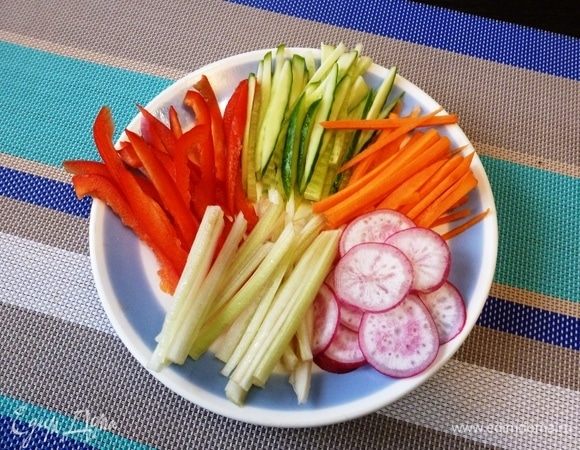 Овощи нарежем соломкой, редис — пятачками. В «Хияши чука» можно положить не только те овощи, какие у меня. Японцы кладут помидоры, авокадо, капусту, дайкон, грибы и др. А при желании сытность блюда можно усилить, положив курицу, ветчину, креветки.