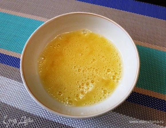 Разболтаем яйцо. Добавим сахар и соль.