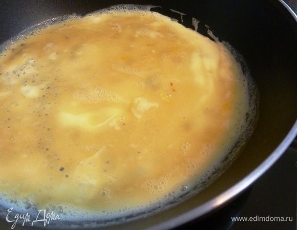 Пожарим яичный блинчик (кинши томаго). Охладим.