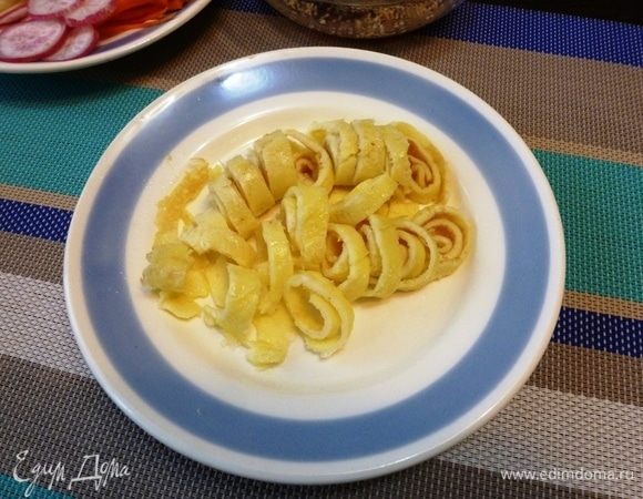 Свернем рулетом и нарежем соломкой.
