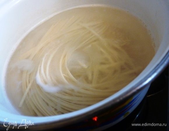 Сварим лапшу удон согласно инструкции на упаковке. Я варила 5-6 минут с момента закипания. Можно взять лапшу рамэн или соба.