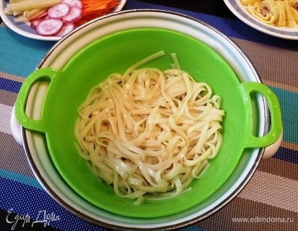 Слить горячую воду  и охладить лапшу под холодной водой.