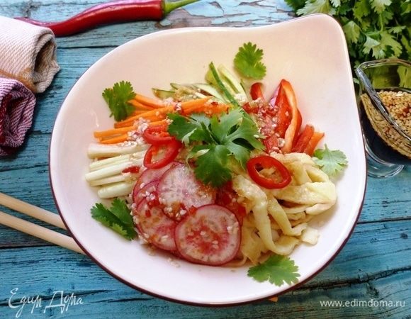 Все готово. Теперь собираем летний «Хияши чука». На тарелку кладем лапшу, сверху раскладываем овощную соломку, редис, кинзу, нарезанный яичный блинчик. Поливаем соусом и наслаждаемся прохладным, легким и невероятно вкусным «Хияши чука». 