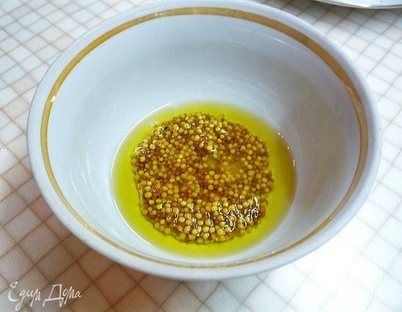 В чашке смешиваем оливковое масло, мед, горчицу, солим, перчим по вкусу и все аккуратно перемешиваем, чтобы не раздавить горчичные зернышки.