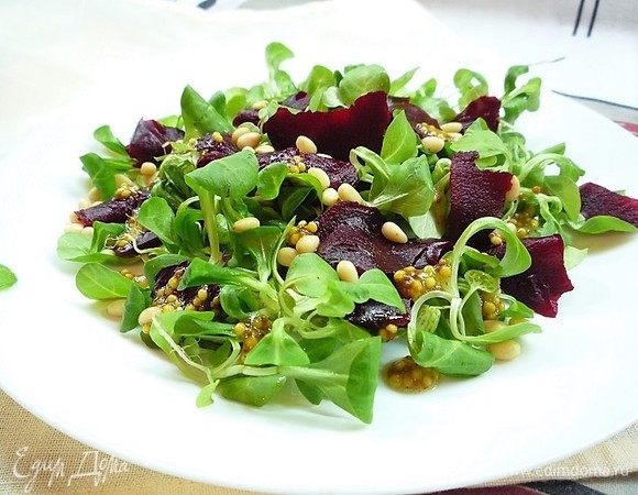 Поливаем салат соусом-заправкой и перемешиваем большими салатными ложками.