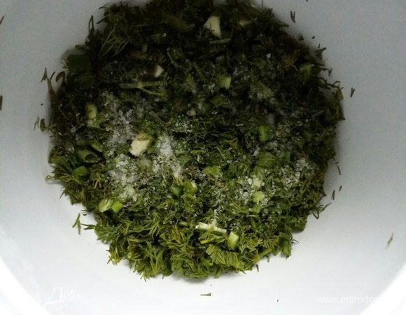 Начнем с зелени. Пучок лука зеленого и укропа порежем, отправим в кастрюлю. Посыпем солью (2 большие щепотки).