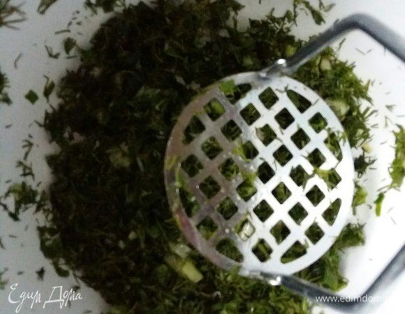 И немного потолчем, чтобы зелень пустила сок.