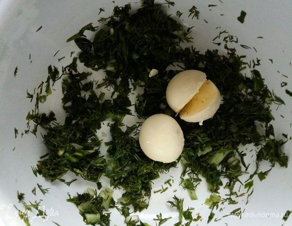 Почистим яйца и возьмем 2 желтка, смешаем с зеленью.