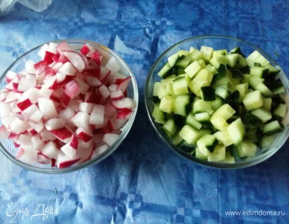 Порежем огурец и редис. У меня огурец был большой. Главное правило окрошки - всех ингредиентов должно быть поровну. Так что можно взять одинаковые мисочки и нарезать все продукты.