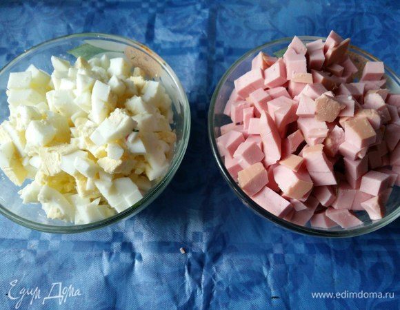 Нарежем белки 2-х яиц и оставшиеся 2 яйца, также порежем вареную колбасу (обязательно без жира).