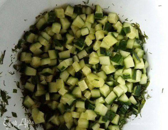 Теперь в кастрюлю отправляем нарезанный кубиками огурец.