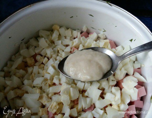 Добавим ложку готового столового хрена. 