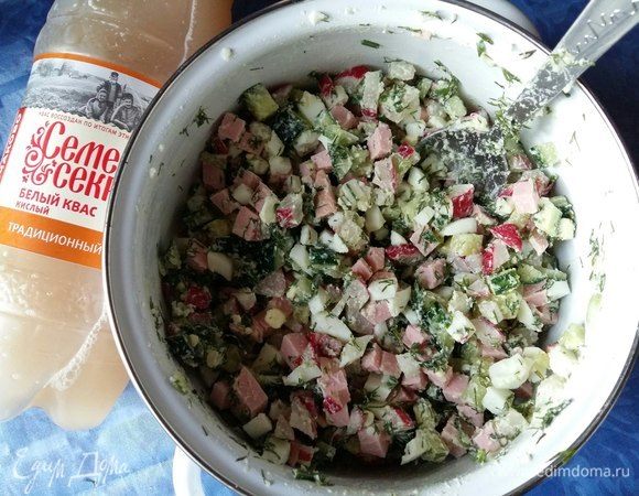 Теперь нальем квас «Семейный секрет. Традиционный». Количество кваса регулируем на свой вкус.