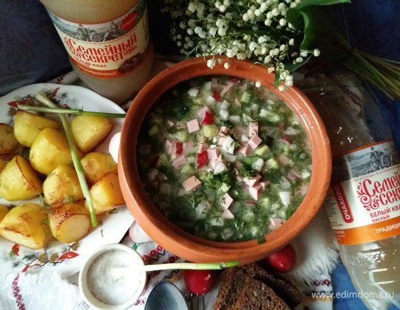 Подаем к столу окрошку с картофелем.