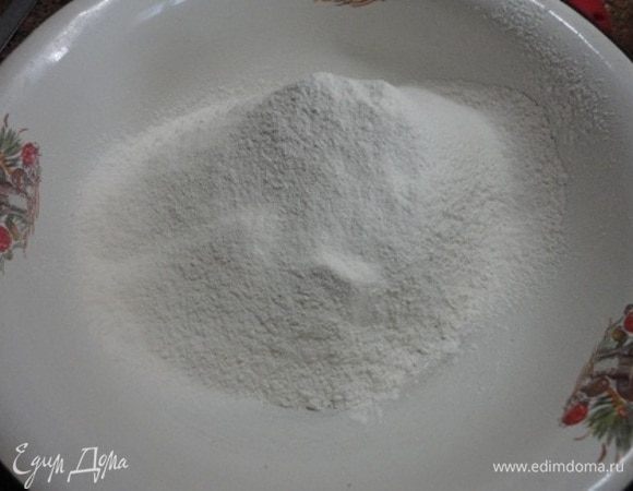 Бисквит я пекла накануне вечером. Включить духовку для разогрева до 175°С. Соединить муку, крахмал и разрыхлитель и все просеять.