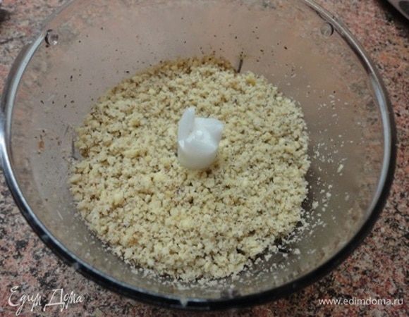 Очищенный миндаль измельчить до состояния мелкой крупы.