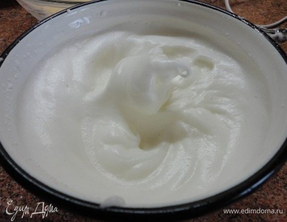 Белки взбить в крепкую пену с оставшимся сахаром.