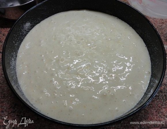 Соединить желтковую массу с сухими ингредиентами и миндалем. Перемешать. Ввести белки частями, перемешивая движениями сверху вниз. Круглую разъемную форму диаметром 26 см смазать маслом, бока обсыпать мукой или панировочными сухарями, дно выстлать пекарской бумагой. Вылить тесто и выпекать 30-35 минут при 175°С. 